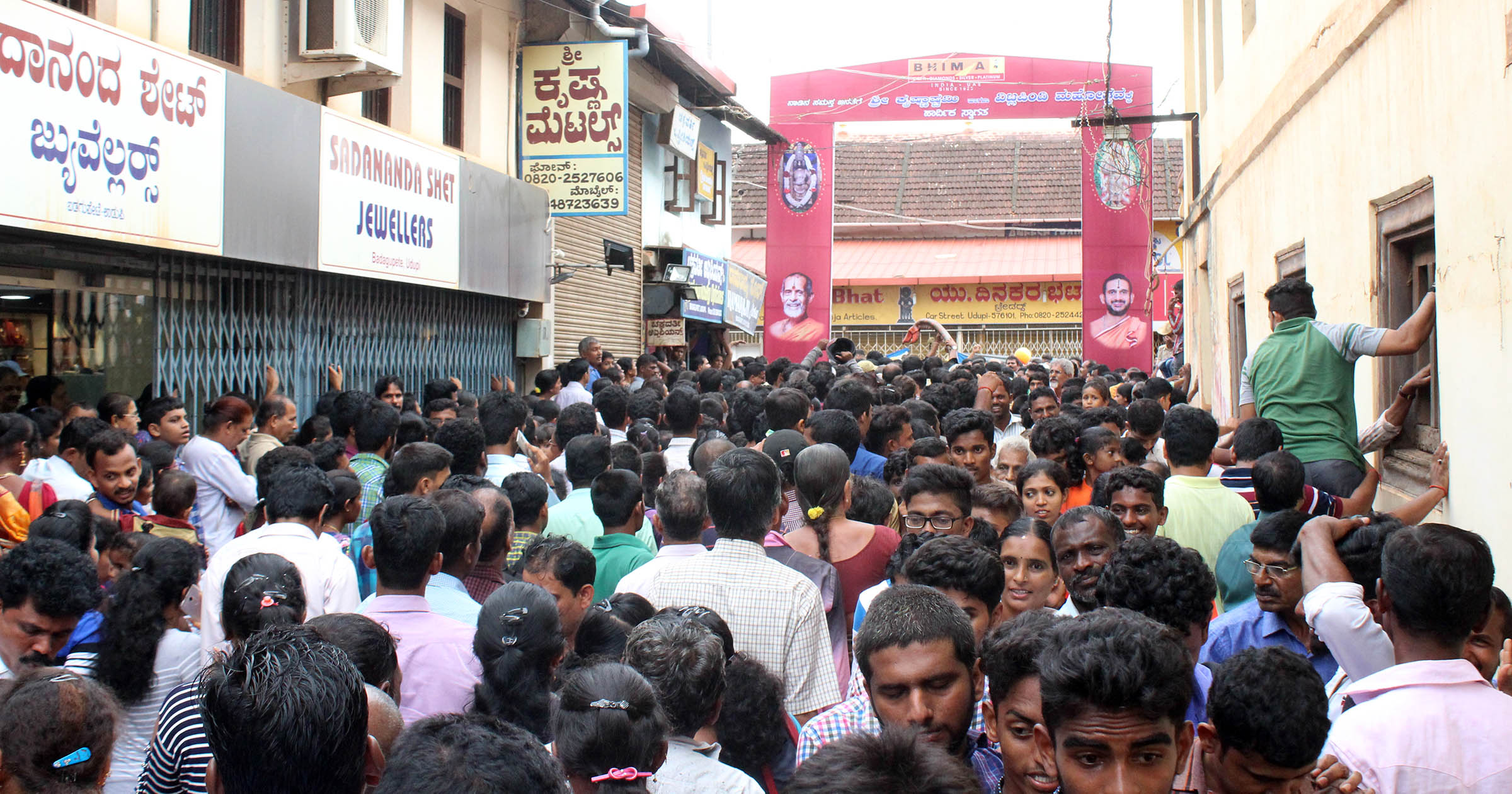 ವಿಟ್ಲಪಿಂಡಿ: ಬಡಗುಪೇಟೆ ನೂಕುನುಗ್ಗಲಿನಲ್ಲಿ ಸಿಲುಕಿದ ಗರ್ಭಿಣಿ